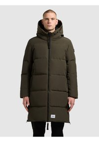 Padded green parka z kapturem, z zamkiem z przodu, dużymi pikowanymi sekcjami i kieszeniami bocznymi. Tkanina jest gładka o matowym wykończeniu.