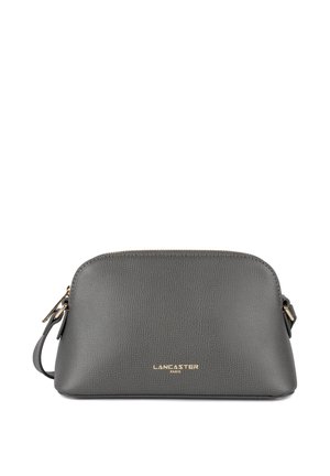 Borsa in pelle grigia con texture, dotata di hardware dorato, chiusura con zip e tracolla regolabile. Presenta il logo del marchio impresso sulla parte anteriore.