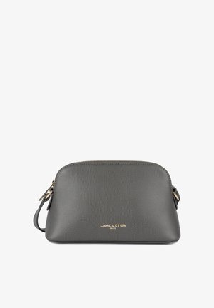 Borsa in pelle grigia con texture, dotata di hardware dorato, chiusura con zip e tracolla regolabile. Presenta il logo del marchio impresso sulla parte anteriore.