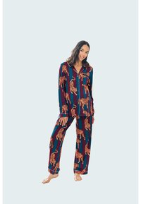 Conjunto de pijama en tonos marrón y verde azulado que presenta un patrón de tigres en toda la prenda. Camisa con botones, de manga larga, y pantalones sueltos a juego con cintura elástica.