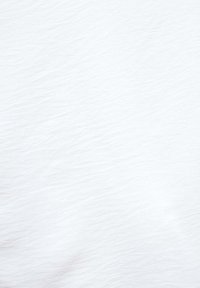 Tissu blanc texturé avec un motif en vagues subtil, léger, surface lisse et aspect doux. Convient à diverses applications.
