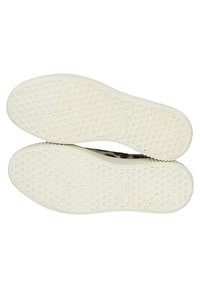 Thumbnail Image 6