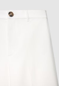 Pantaloni bianchi con chiusura a bottone, vestibilità dritta, due tasche laterali e tessuto liscio e strutturato.