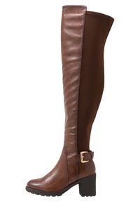 Botas marrones por encima de la rodilla con un elegante frontal de cuero, parte trasera textil elástica, superficie texturizada y un detalle de hebilla dorada en el lateral.