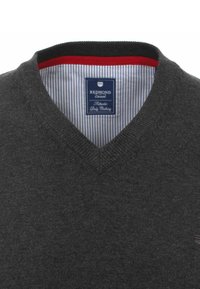 Grauer V-Ausschnitt-Pullover mit glatter Textur. Das Innenfutter weist ein rot-blaues Streifenmuster auf. Markenlabel: Redmond Casual.