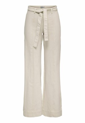 Pantalon beige taille haute à jambes larges avec une ceinture en tissu nouée à la taille, des passants de ceinture et des coutures apparentes sur le devant.
