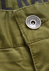 Sail Racing HELMS - Shortsit - dusty olive