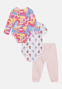 Confezione di tre outfit per neonato: un body a maniche lunghe con cuori astratti colorati, un body bianco con stampe di animali e leggins rosa.