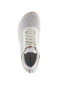 Scarpa sportiva bianca con tomaia in rete testurizzata, lacci piatti, interno imbottito e suola in gomma con accenti rossi e blu.