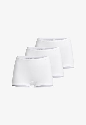 Drei nahtlose weiße Damen-Boxershorts, diagonal gestapelt, mit elastischen Bund auf weißem Hintergrund.