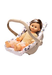 Bambola in un seggiolino auto beige con un inserto di tessuto a motivi. La bambola ha capelli castani, indossa una maglietta beige e pantaloni arancioni.