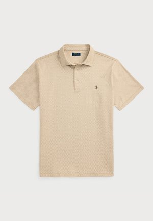 Polo beige avec un motif géométrique subtil, manches courtes, patte de boutonnage à trois boutons et un petit logo brodé sur la poitrine.