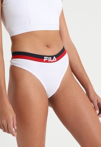 Hvit bomull hipster truse med svart og rød elastisk midjebånd med "FILA"-logo, som viser en glatt tekstur og rent design.