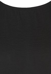 Musta kangas, jossa on hienovarainen kuvio ja kaareva ommeltu sauma lähellä yläreunaa, todennäköisesti osa vaatteen pääntietä.