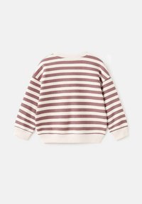 Pullover a righe in rosa chiaro e malva. Materiale in cotone morbido, collo rotondo, polsini e orlo a costine. Motivo a righe orizzontali sulla schiena.