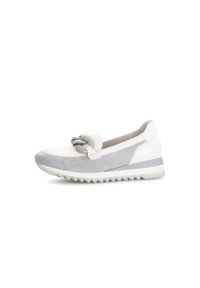 Weiße und hellgraue Sneaker mit rundem Zehenbereich, weichen Wildleder- und Lederoberflächen, dekorativem Schleifendetail und einer strukturierten Gummisohle.