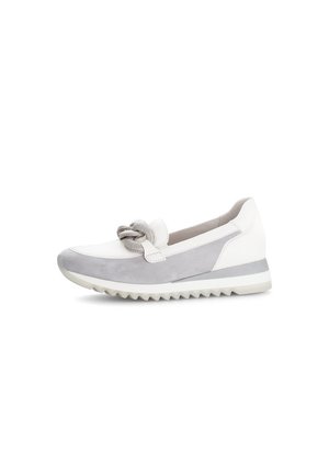Weiße und hellgraue Sneaker mit rundem Zehenbereich, weichen Wildleder- und Lederoberflächen, dekorativem Schleifendetail und einer strukturierten Gummisohle.