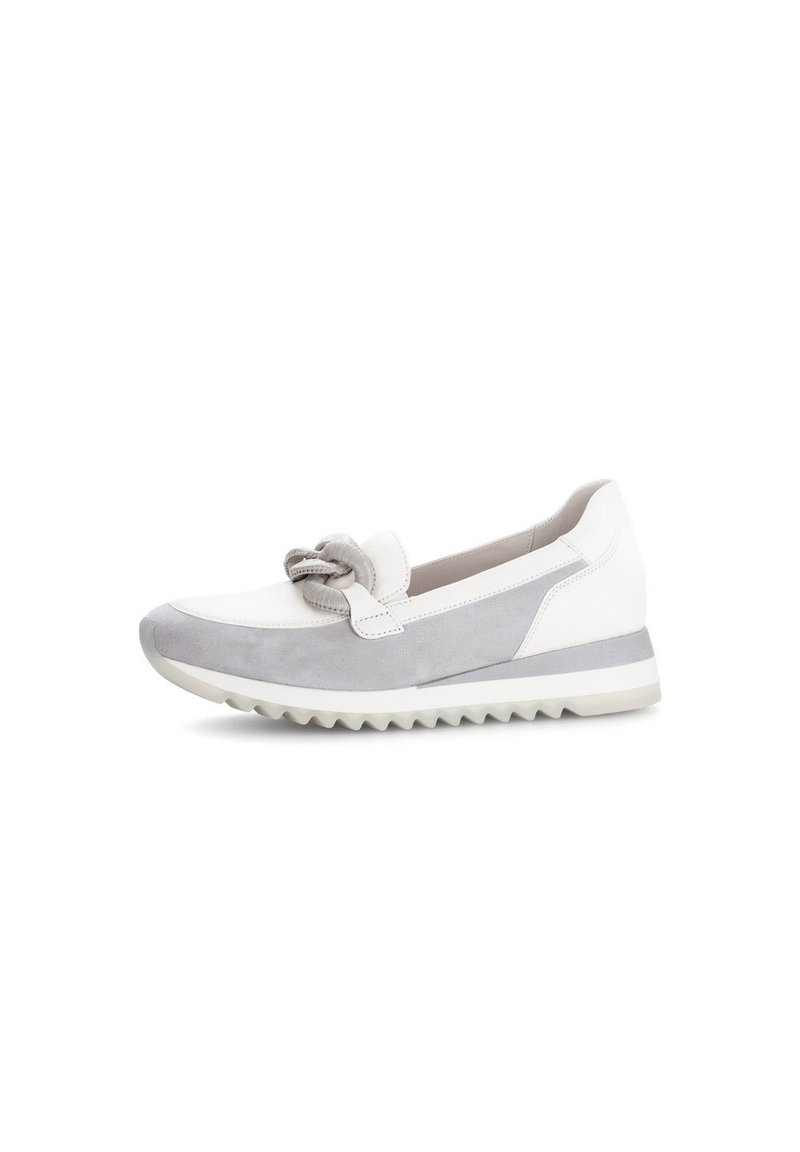 Weiße und hellgraue Sneaker mit rundem Zehenbereich, weichen Wildleder- und Lederoberflächen, dekorativem Schleifendetail und einer strukturierten Gummisohle.