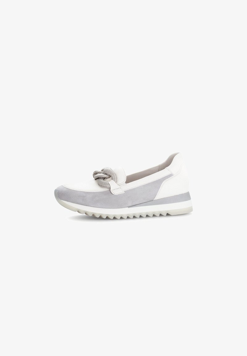 Weiße und hellgraue Sneaker mit rundem Zehenbereich, weichen Wildleder- und Lederoberflächen, dekorativem Schleifendetail und einer strukturierten Gummisohle.