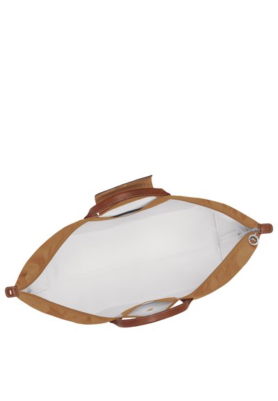 Braune Tragetasche mit glatter Oberfläche, Lederakzenten und einer weiten Öffnung, die ein weißes Innenleben enthüllt. Verfügt über robuste obere Tragegriffe und einen Reißverschluss.