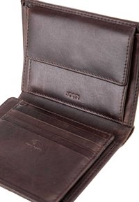 Portefeuille en cuir brun avec une texture lisse, dotée de plusieurs emplacements pour cartes, d'une fenêtre pour pièce d'identité et du logo embossé "JOOP!" à l'intérieur.