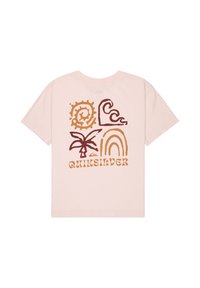 Ανοιχτό ροζ κοντομάνικη μπλούζα με καφέ και πορτοκαλί γραφικά σε φυλετικό στιλ που απεικονίζουν ήλιο, κύμα, φοινικόδεντρο και ουράνιο τόξο πάνω από το κείμενο "QUIKSILVER" στην πλάτη.