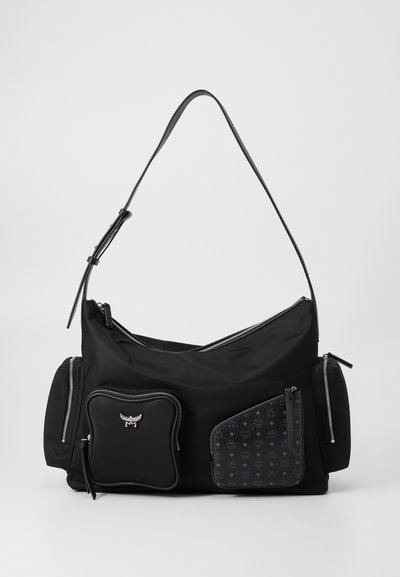 Bolsa de hombro negra de nailon con múltiples bolsillos con cremallera, que cuenta con un acento de cuero negro texturizado y detalles en metal plateado.