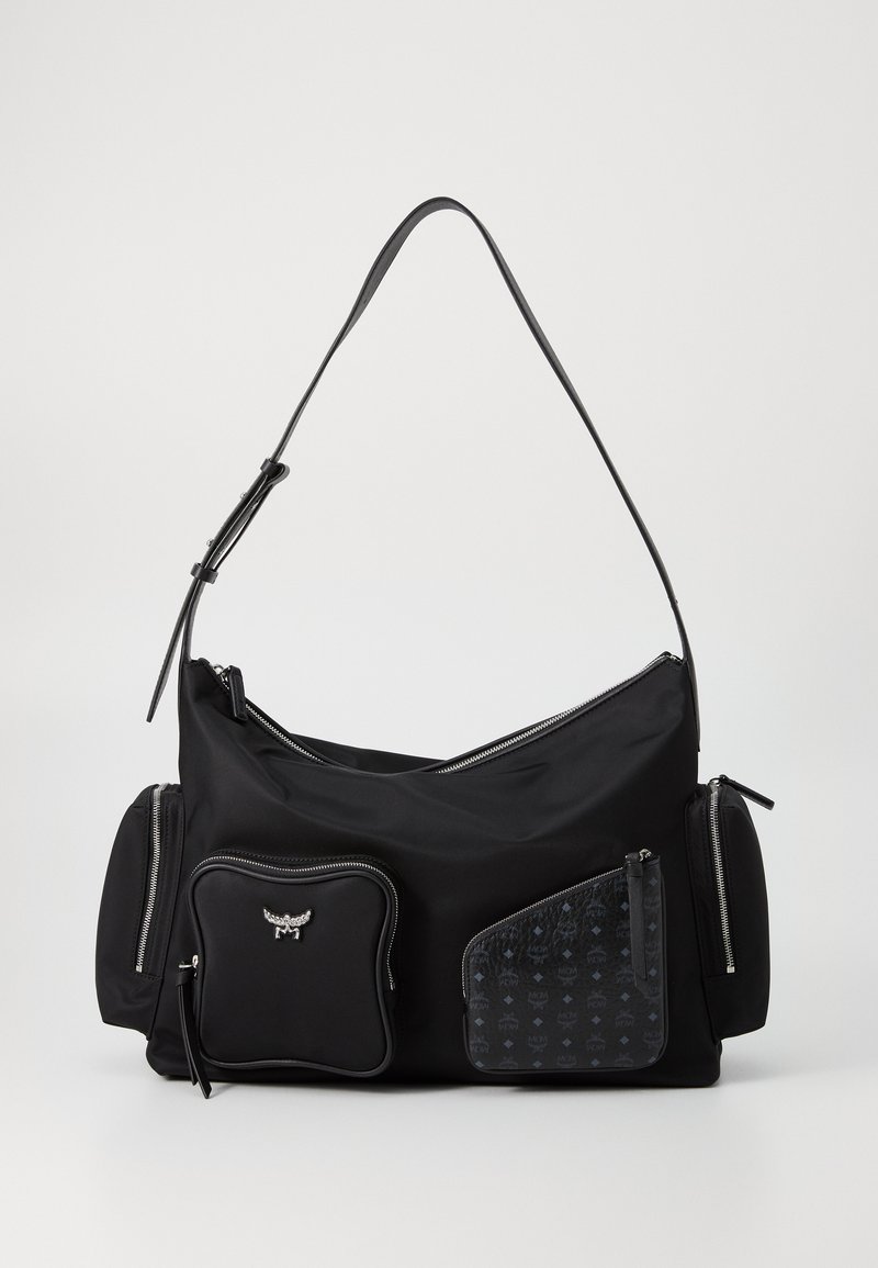 Bolsa de ombro em nylon preta com múltiplos bolsos com fecho éclair, apresentando um detalhe em couro preto texturizado e acabamentos em metal prateado.