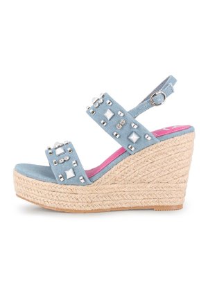 Sandalia cuña de denim azul con brillantes, correa ajustable en el tobillo, tacón envuelto en yute y plantilla acolchada en color rosa.