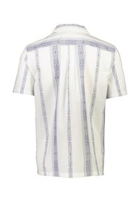 Camisa de algodón blanca de mangas cortas con patrones geométricos azules. Presenta un cuello de solapa y un dobladillo recto con un ajuste relajado.