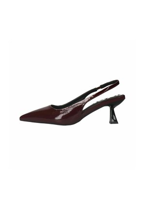 Bordeaux patent slingback pump met puntige neus, lage sculpted hak en uitsnijdingen aan de zijkant; gladde, glanzende textuur overal.