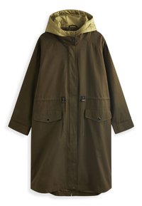 Cappotto lungo verde oliva con cappuccio imbottito verde chiaro. Presenta chiusure a pressione frontali, vita con cordino e due grandi tasche.