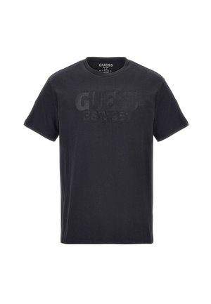 Czarny T-shirt z krótkim rękawem i okrągłym dekoltem, z wytłoczonym logo "GUESS EST. 1981" na piersi.
