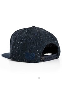 Cappello snapback blu navy realizzato in tessuto testurizzato con un motivo screziato. Presenta un logo a conchiglia e una cintura regolabile in plastica sul retro.