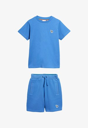 Blaues T-Shirt mit kurzen Ärmeln und strukturierte Shorts mit kleinen Zebraapplikationen auf der Brust und am unteren linken Bein, die Shorts haben einen Kordelzug in der Taille und Taschen.