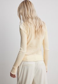 NA-KD Strickjacke - beige