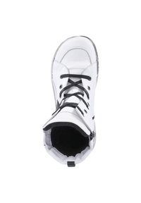Witte hoge sneakers met zwarte veters, voorzien van een gestructureerde bovenkant, een versterkte neus en een gladde binnenvoering. Ritsdetail aan de achterkant.