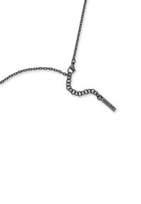 Collana in metallo con design a catena nera e un tag con la scritta "POLICE". Include un gancio e link texturizzati.