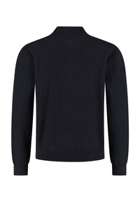 Marineblauwe gebreide cardigan met ribbelstructuur, hoge kraag en lange mouwen. Afgewerkt met elastische manchetten en zoom.