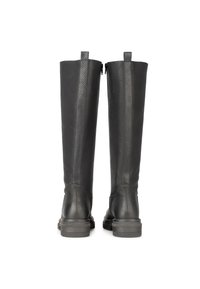 Stivali neri in pelle al ginocchio con strisce verticali testurizzate e linguette, vista posteriore che mostra i robusti tacchi impilati e le zip laterali.