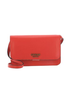 Sac bandoulière en cuir rouge avec fermeture à rabat, orné d'accents de logo dorés et d'une sangle amovible. Texture lisse et forme rectangulaire.