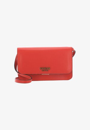 Sac bandoulière en cuir rouge avec fermeture à rabat, orné d'accents de logo dorés et d'une sangle amovible. Texture lisse et forme rectangulaire.