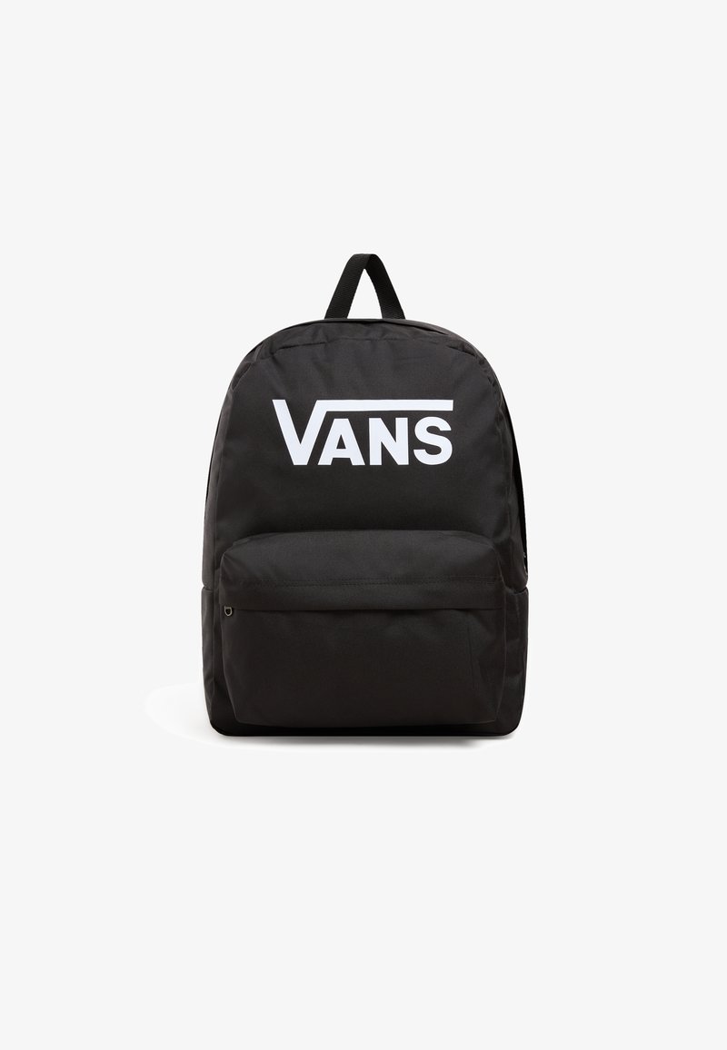 Zaino in tessuto nero con una tasca frontale, caratterizzato da un logo "VANS" bianco ben visibile. Inclusi spallacci regolabili e maniglia superiore.