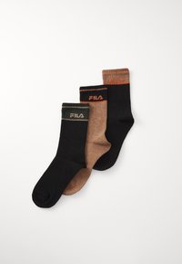 Tres pares de calcetines de tripulación: negros con acentos naranjas, verde oscuro con rayas grises y beige con naranja, presentando el logo de FILA en cada uno.