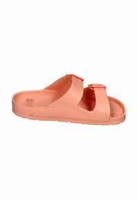 Koralfarvet pink slide sandal med to justerbare stropper og spænder, lavet af blødt gummimateriale og flad sål.