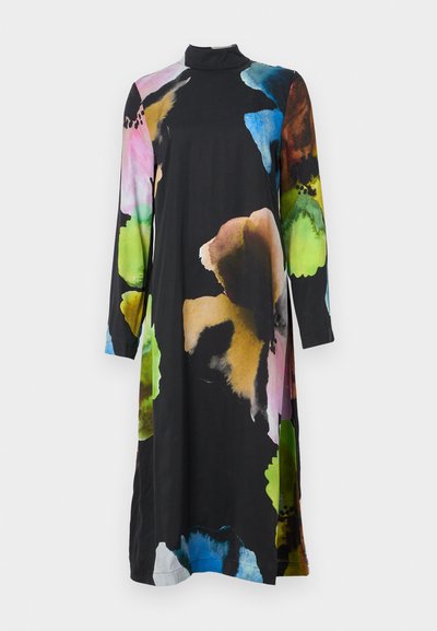 Vestido negro de manga larga con un vibrante estampado floral en rosa, azul, verde y marrón. Diseño de cuello alto con un ajuste relajado y una textura suave.