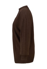 Bruine gebreide trui met een hoge hals, verzonken schouders en geribde manchetten. Kenmerkt zich door een zachte textuur en een relaxed model.
