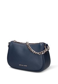 Donkerblauwe leren crossbodytas met kettingriem, afgeronde vorm, gestructureerd oppervlak en zilverkleurige hardware met een logo aan de voorkant.