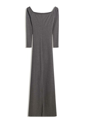 Lång, figurnära grå klänning i mjukt tyg, med en off-shoulder halsringning och långa ärmar. Designen är enkel och sömlös.