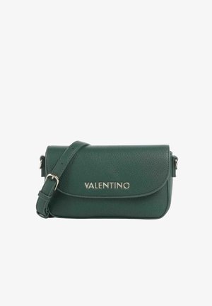 Borsa a tracolla verde in pelle con finitura texturizzata, chiusura a patta, tracolla regolabile e logo "VALENTINO" in argento sul davanti.